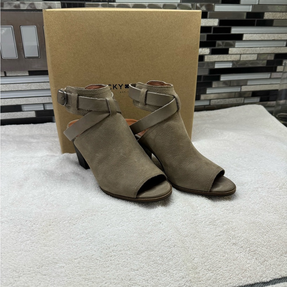 Open toe and back shoe
